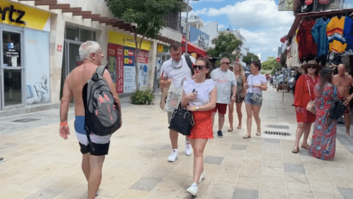 Turistas relajan medidas contra Covid-19 en Playa del Carmen
