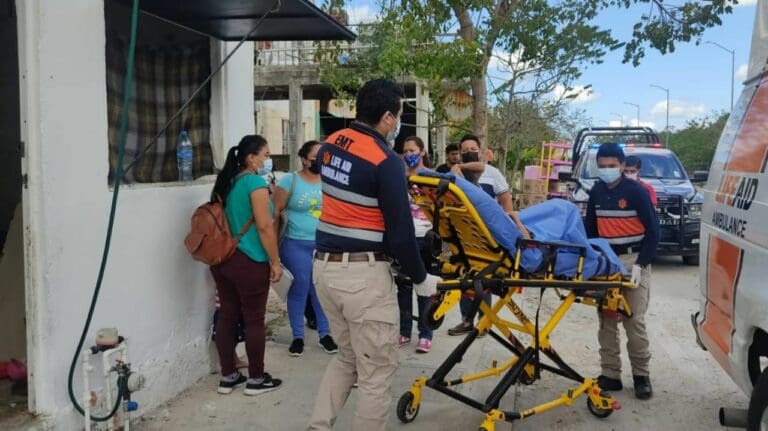 Con signos de haber sido lastimados y de estar desnutridos, dos menores fueron rescatados de una vivienda en Playa del Carmen.