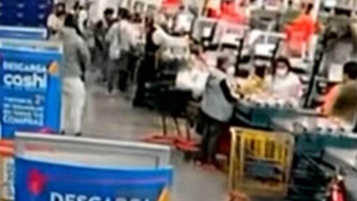 Todo en 45 segundos: Roban tienda de servicio en Edomex con armas largas