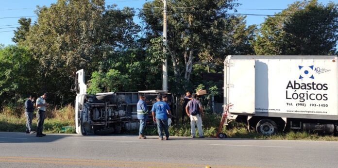 Se vuelca camión de carga en las inmediaciones del Aeropuerto de Cancún