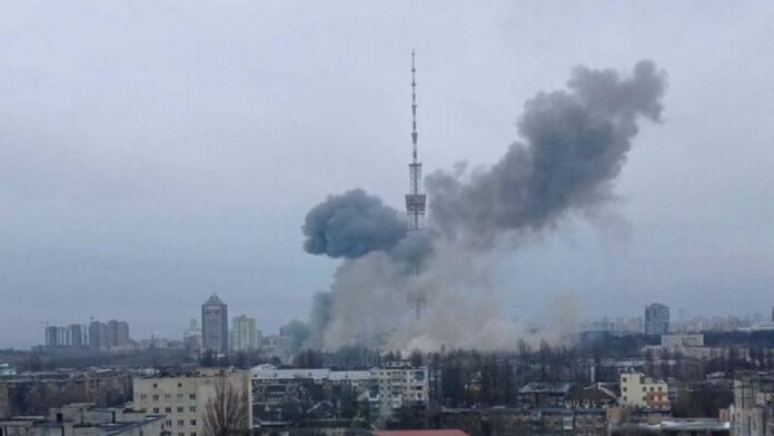 Rusia advirtió a los ciudadanos de la capital ucraniana, Kiev, que abandonaran la ciudad tras nuevos bombardeos, de acuerdo con el Ministerio de Defensa de Rusia.