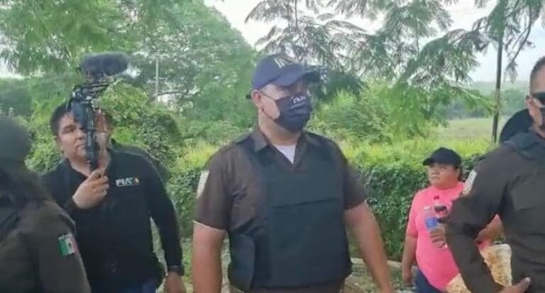 Un reportero fue agredido por personal de Migración en Chiapas, todo por hacer su trabajo y cuestionar a la delegada estatal. Foto: Captura de video