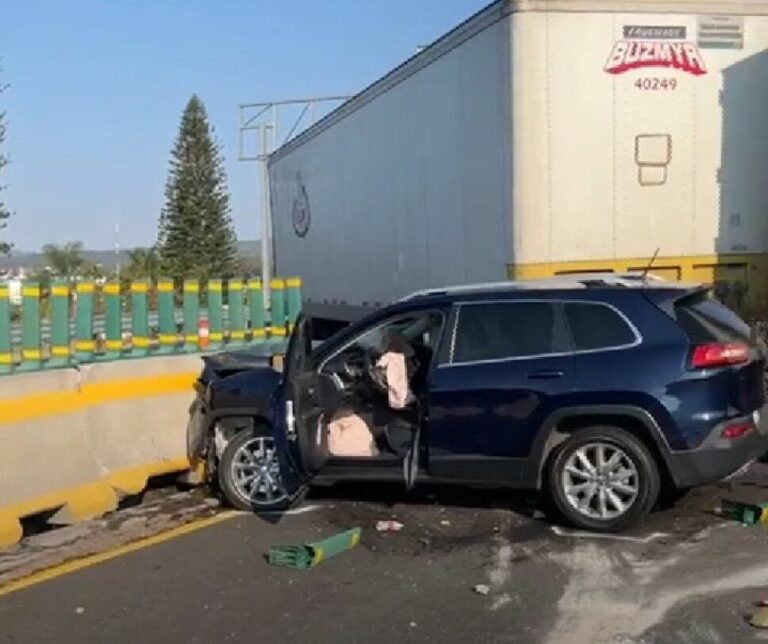 Tráiler se queda sin frenos e impacta a dos autos en la México-Cuernavaca