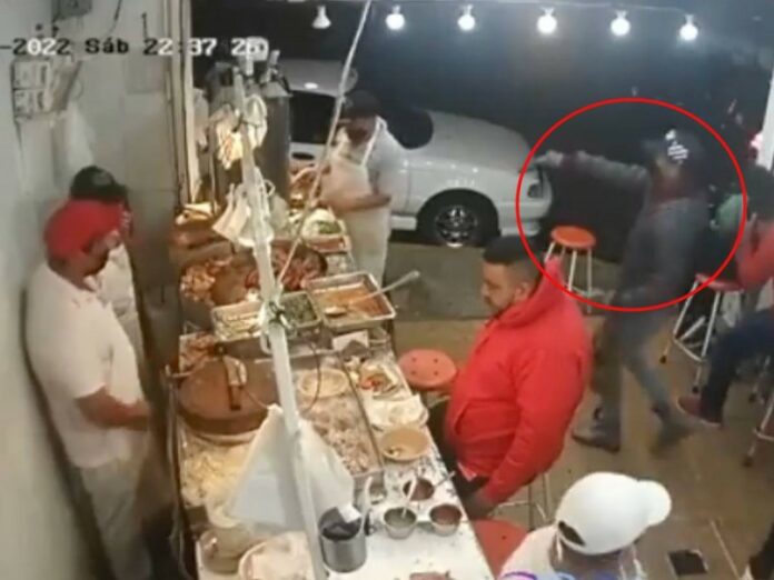 VIDEO | Asaltan taquería en Naucalpan en 20 segundos; golpean a comensales y empleados