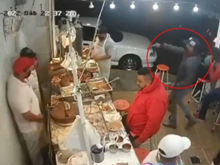 VIDEO | Asaltan taquería en Naucalpan en 20 segundos; golpean a comensales y empleados