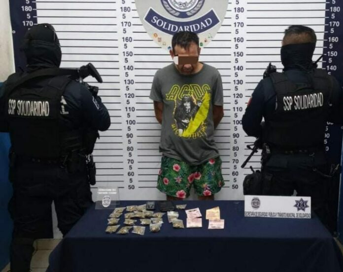 Un sujeto en posesión de varias dosis de cannabis fue detenido por las autoridades en las calles de la Colosio de Playa del Carmen