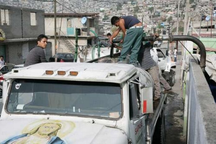 Asesinan a tres operadores de pipas de agua en el Edomex