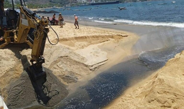 En una playa de Acapulco hay un grave derrame de aguas negras; lo peor es que lo causaron las propias autoridades. Foto: El Sur