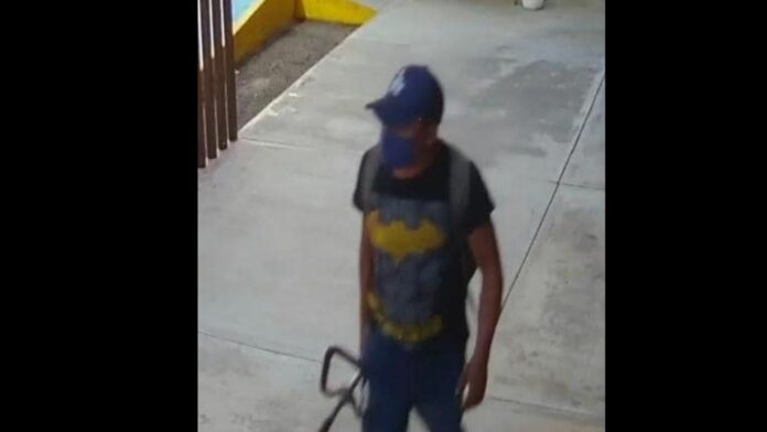Hombre disfrazado de Batman entra a robar en fosa de clavados de Chetumal