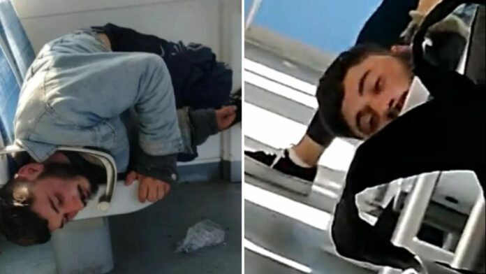 Hombre se queda dormido en un tren, su cuello queda inexplicablemente atrapado