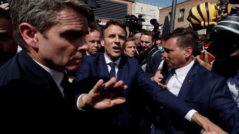 Lanzan tomates a Emmanuel Macron durante visita a un mercado