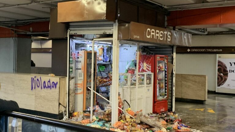 Destrozan local en metro de CDMX; dueño habría abusado sexualmente de una menor