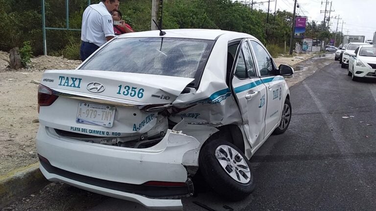 Chocan dos taxis en Playa del Carmen