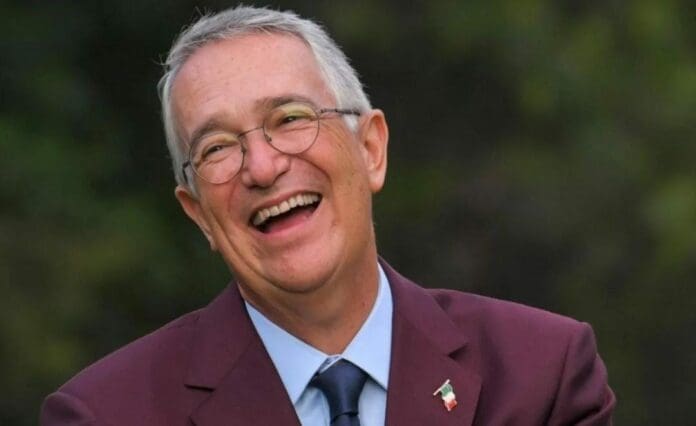 Un tribunal ya le ordenó a Ricardo Salinas Pliego que le pagué al SAT lo que le debe; el polémico personaje se niega a hacerlo. Foto: Redes sociales