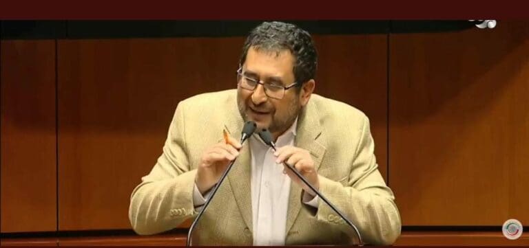 Un senador de Morena causó revuelo al ofrecer embajadas a los gobernadores que se "porten bien" durante los próximos comicios. Foto: Captura de video