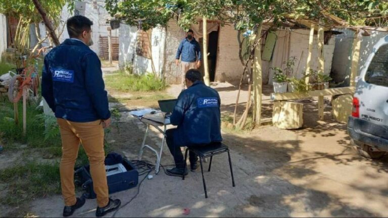 Hombre mata a su expareja y acuesta a la hija de ambos con el cadáver