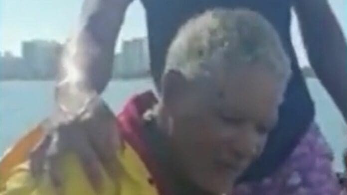 A unos pocos metros de las costas de Cartagena,pescadores encontraron a un hombre atado de manos y con señales de que estaba muy deshidratado, esto tras pasar 15 horas a la deriva.