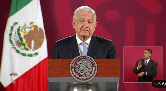 AMLO atacó de nueva cuenta a los famosos que se oponen al Tren Maya; dijo que están muy alejados del pueblo. ¿Será? Foto: Captura de video