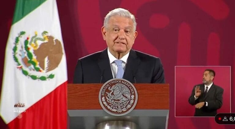 AMLO atacó de nueva cuenta a los famosos que se oponen al Tren Maya; dijo que están muy alejados del pueblo. ¿Será? Foto: Captura de video