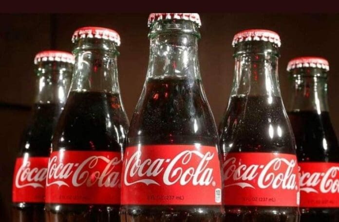 Para contrarrestar la inflación, Coca-Cola ha anunciado que venderá más refrescos en botella de vidrio en México y otros países. Foto: Redes sociales
