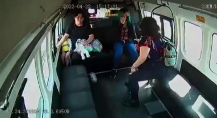 Otro asalto en una combi del Edomex quedó grabado; una joven suplica a los ladrones que no se lleven su mochila con su tarea. Foto: Captura de video