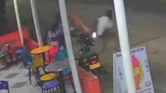 VIDEO: Mujer espanta a ladrón que intentó robarla con puños y patadas