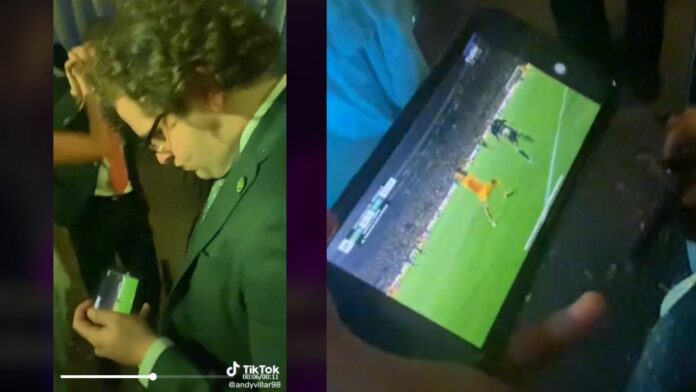 Video: Acompaña a su novia a una boda y en la fiesta se pone a ver un partido de fútbol