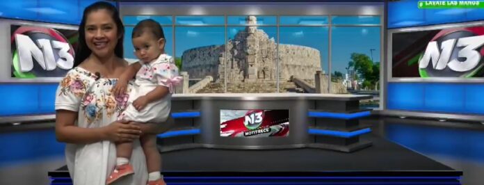 Conductora en Yucatán da las noticias con bebé en brazos
