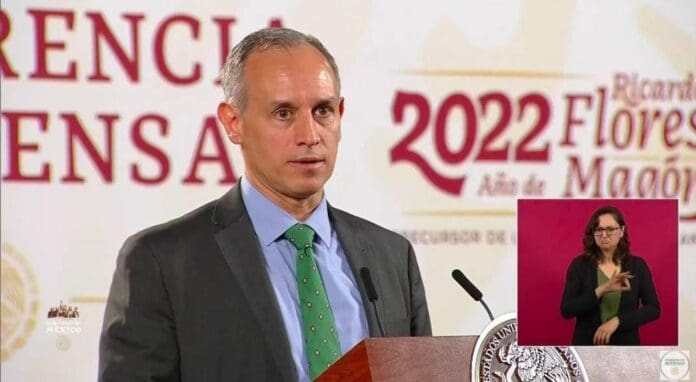 Hugo López-Gatell auxilió a un joven al que le dio un ataque epiléptico cuando estaban en una sala de cine; actuó como un héroe. Foto: Cuartoscuro