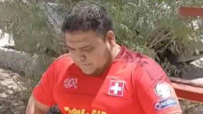 Llega de primero al campo, pero termina siendo suplente y su reacción se vuelve viral