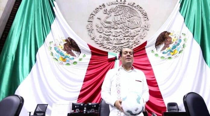 Un diputado de Morena subió un video a sus redes en el que se le ve echando una cascarita con un ex jugador; fue muy criticado. Foto: Captura de video