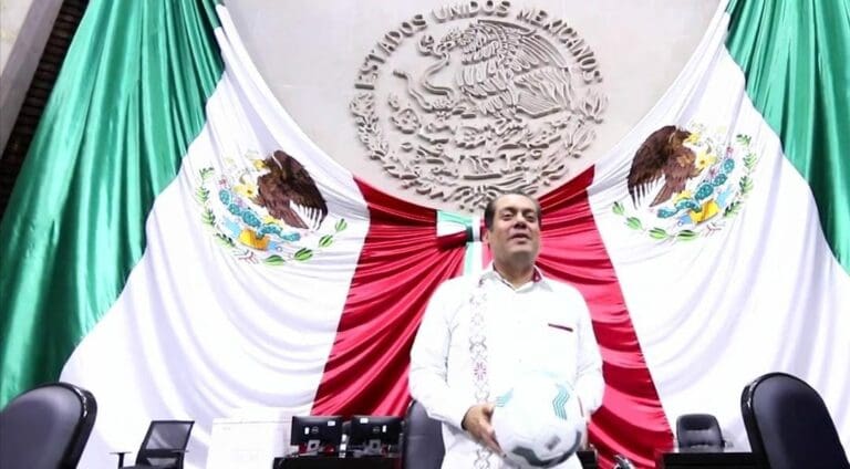 Video: Diputado de Morena juega futbol con el “Matador” Hernández en pleno Congreso