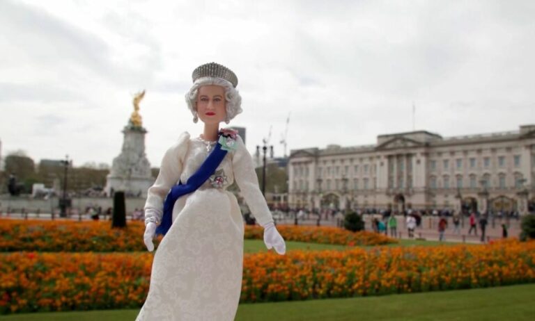 Homenajean a la Reina Isabel II con su propia Barbie en su cumpleaños número 96