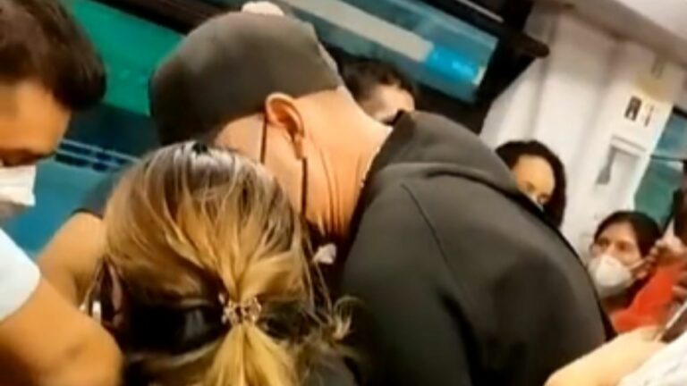 Se encuentra a su esposo con la amante en el Metro, pelea se hace viral
