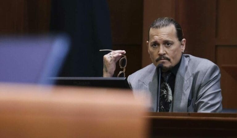 Johnny Depp ofreció su testimonio en el juicio; contó que su ex le dejó heces fecales en su cama y le apagó un cigarro en la cara. Foto: EFE