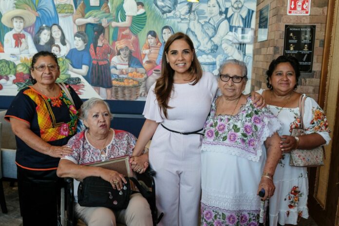 Celebra Mara Lezama aniversario de Cancún