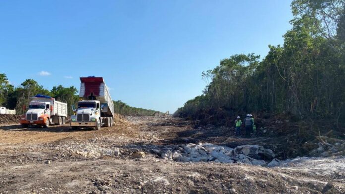 VIDEO: Maquinaria pesada del Tren Maya continúa haciendo trabajos en Playa del Carmen, pese a suspensión provisional