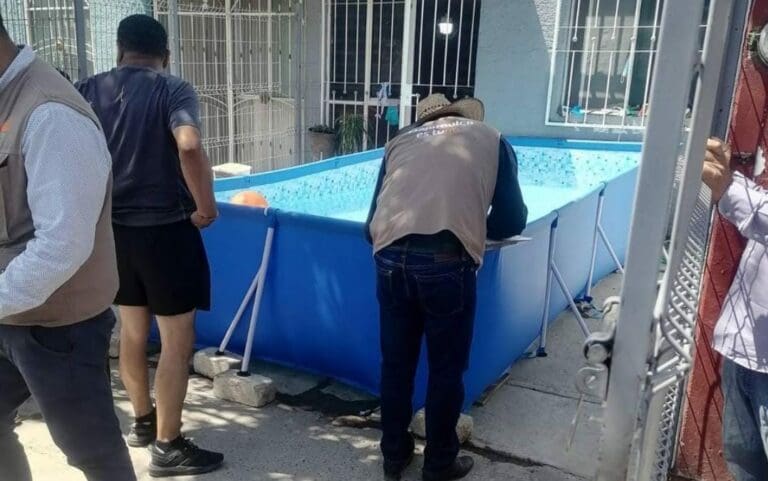Familias fueron multadas en Jalisco porque "desperdiciaron" agua en albercas inflables; funcionarios impìdieron la diversión de menores. Foto: Redes sociales