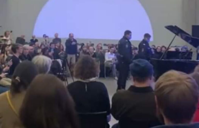 VIDEO: Policía irrumpe concierto de pianista ruso que tocaba música ucraniana