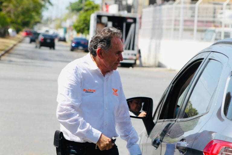José Luis Pech critica a los gobiernos que dejaron sin tierras al estado, los del PRI; se le olvida que él fue parte de esas administraciones. Foto: Redes de José Luis Pech