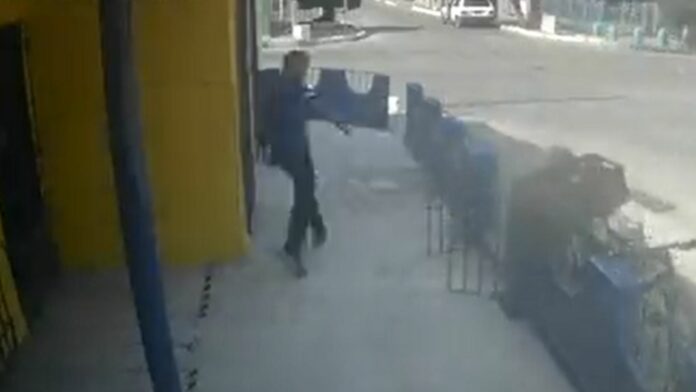 En la ciudad de Barranquilla sucedió un hecho que se hizo viral en Internet, pues un hombre se salvó de ser atracado en el barrio San Isidro, ubicado al sur de esta zona.