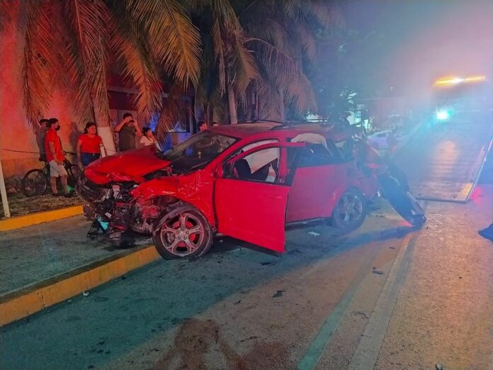 Muere menor de edad tras choque de camioneta y camión de bomberos en Playa del Carmen