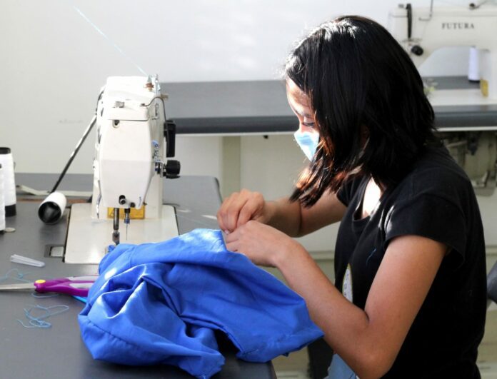 Con talleres y cursos que se imparten en el DIF a las personas de Puerto Aventuras se apoya el autoempleo en la localidad. Foto: Gobierno de Solidaridad