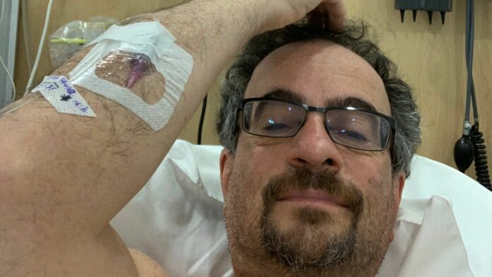 El embajador británico en el país, Jon Benjamin, anunció que se encuentra en el hospital luego de haberse intoxicado tras comer en un restaurante de la ciudad de Mérida, tras un paseo por Yucatán.