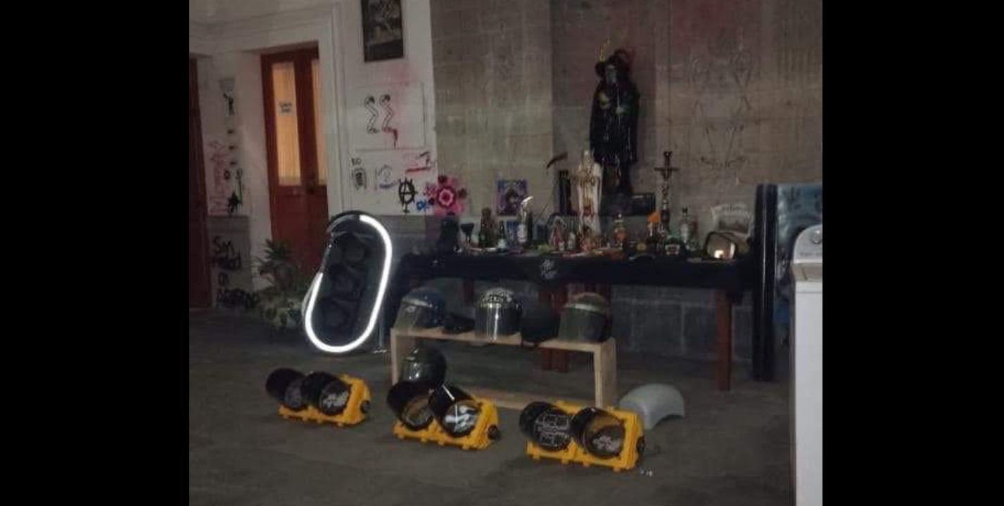 Encuentran altar a la Santa Muerte tras desalojo de feministas en inmueble de la CNDH
