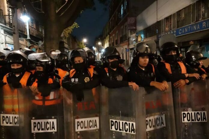 Mujeres del colectivo Okupa son desalojadas por la SSC de un edificio de la CNDH