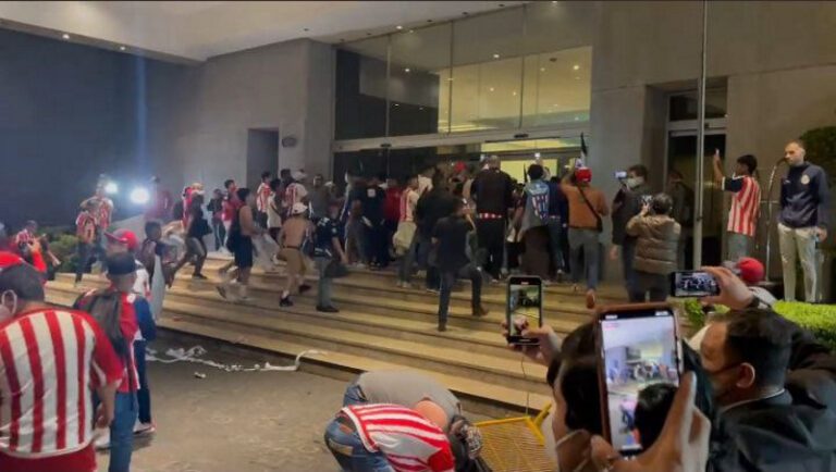 Los fanáticos de Chivas rompen la seguridad y atacan a los jugadores