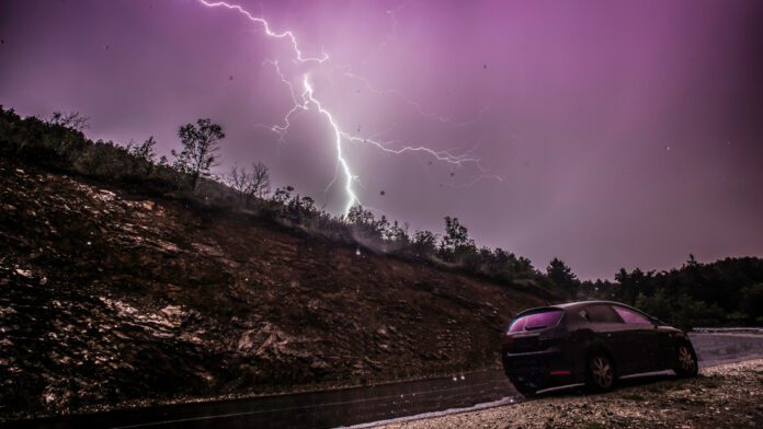 Un cazador de tormentas capta el momento exacto en que un auto es alcanzado por un rayo