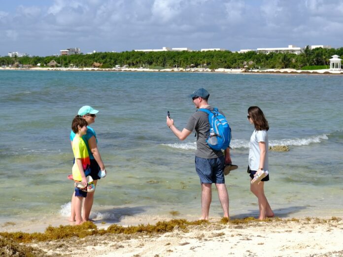 Hay muy poco sargazo en las playas de Cancún; por lo que se espera que los visitantes puedan disfrutar de los arenales. Foto: SIM