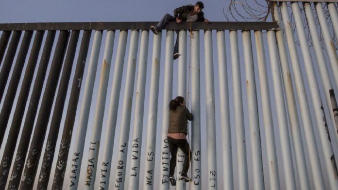 Mexicana que intentaba cruzar el muro a Estados Unidos muere al quedar bocabajo